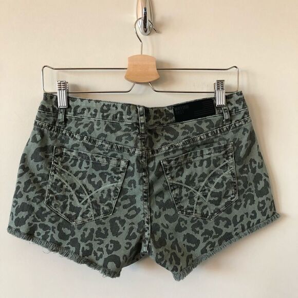 WILLIAM Rast Green Cheetah Raw Hem Short - Picture 2 of 10